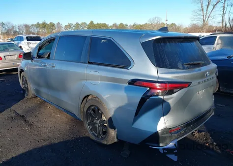 2021 Toyota Sienna Xse z USA, uszkodzony, nr VIN 5TDXRKEC2MS023107